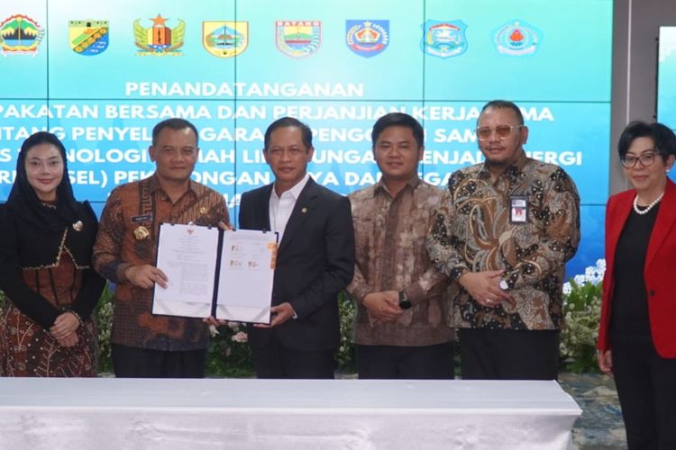 Wali Kota Tegal Dedy Yon Supriyono Menghadiri Penandatanganan Kesepakatan Pengolahan Sampah Menjadi Energi Listrik