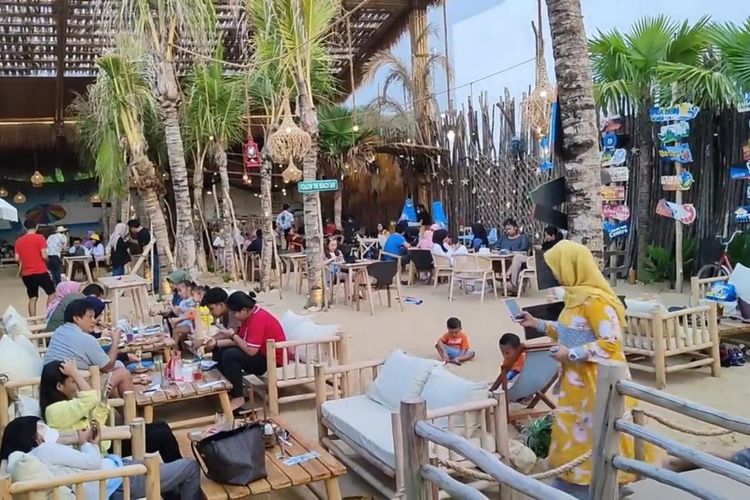 Pelarian Tropis Paling Seru Di Beachday Cafe Semarang Dengan Hamparan Pasir Putih