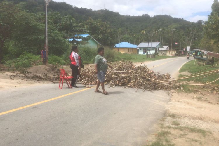 Kecewa Tidak Lolos Verval, Tenaga Honorer Palang Jalan di Kampung Nafri