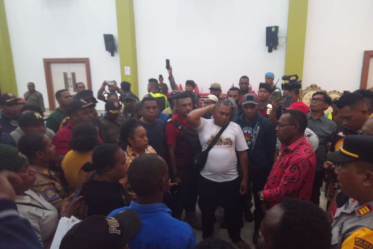 Kecewa Tak Lolos Verval THK-II dan Tenaga Kontrak, Puluhan Honorer Datangi Kantor Wali Kota Jayapura