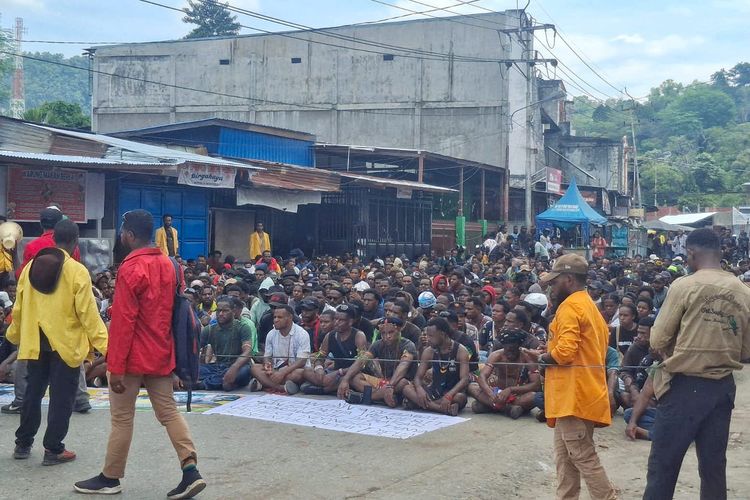 Pendemo Protes Pembakar Mahkota Cenderawasih Mulai Duduki Ruas Jalan