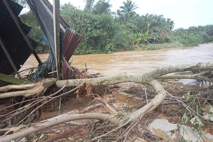 Banjir Bandang Terjang Labuhanratu Sumatera Utara