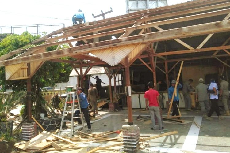 Satpol PP Bongkar Rumah Makan Liar di Kawasan RTH Palabuhanratu Sukabumi 