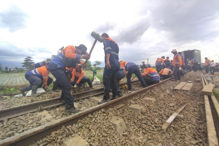 Gerbong KA Turangga dan Commuterline Bandung Raya Berhasil di Evakuasi di Lokasi Kecelakaan Kereta Api Cicalengka