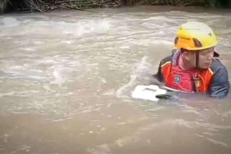 Operasi Pencarian Korban Tenggelam di Sungai Tapi Selo Tanah Datar oleh Tim SAR