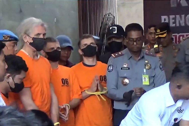 Polisi Ungkap Lab Ganja Hidroponik dan Mephedrone Jaringan Hydra Indonesia di Bali