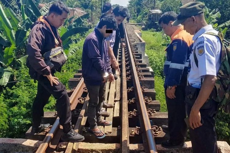 Polisi Tangkap Pelaku Pencuri Baut Rel Kereta Api di Sukabumi 1 Tersangka Buron