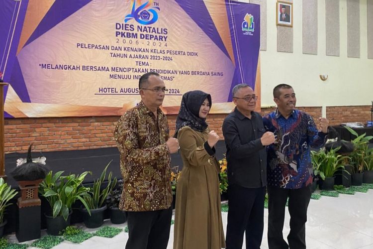 Iyos Somantri Didampingi Rastya Mutiarani Zahra Kompak di Dies Natalis PKBM Depary Sukabumi 