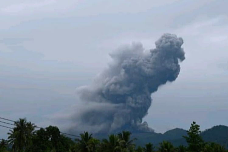 Gunung Dukono Erupsi Tinggi Letusan Abu Vulkanik Mencapai 1200 Meter