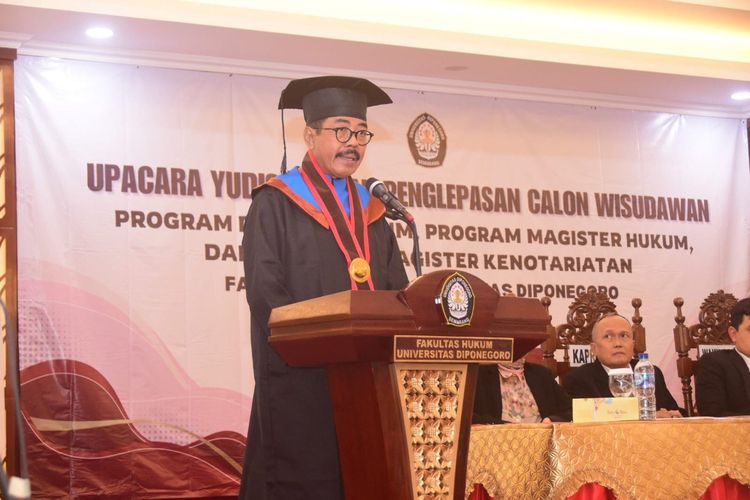 Mantan Wakil Jaksa Agung Setia Untung Raih Doktor Hukum Predikat Cumlaude Lewat Pembangunan Zona Integritas