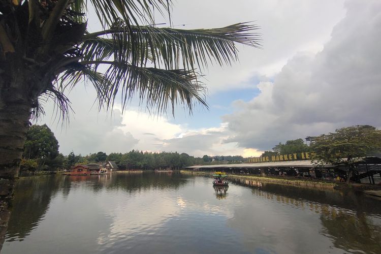 Wisata Floating Market Lembang, Serunya Berbelanja dan Bermain di Tengah Keindahan Alam