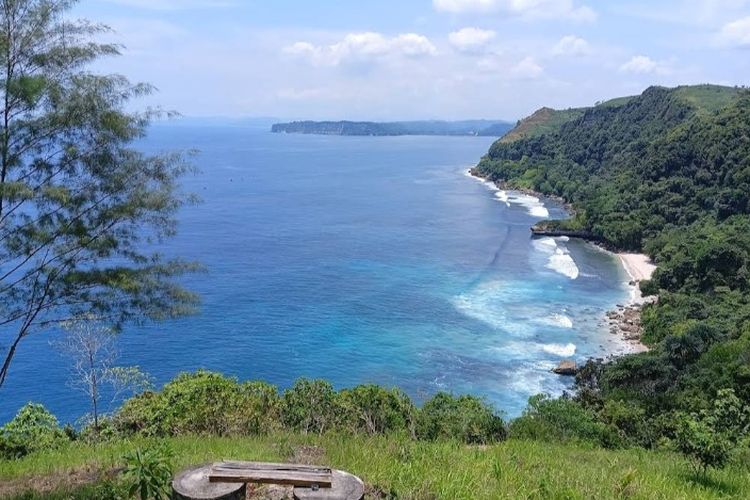 Pantai Kedung Tumpang, Surga Tersembunyi dengan Kolam Alami Menawan