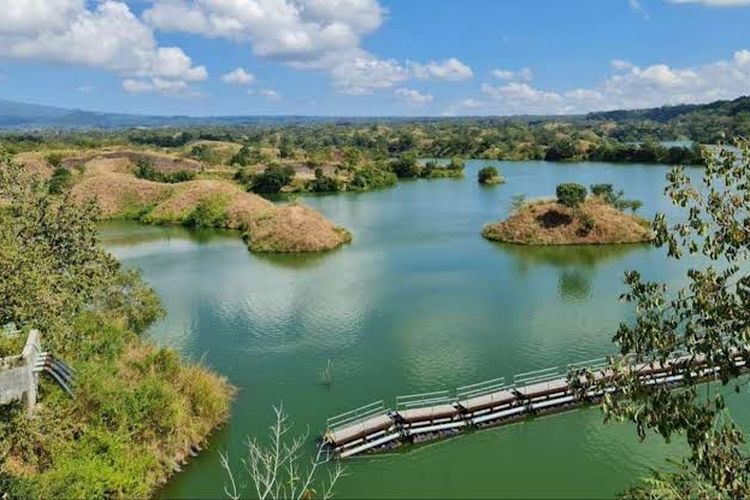 Disebut Sebagai Miniatur Raja Ampat, Ini Alasan Harus Kunjungi Wisata Bajulmati Reservoir