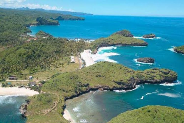 Pantai Srau, Permata Tersembunyi di Pacitan yang Memanggil Jiwa Petualang