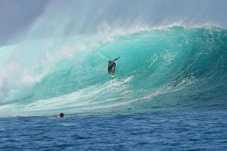 Petualangan Menakjubkan di Plengkung Beach, Surga dan Adrenalin bagi Para Peselancar