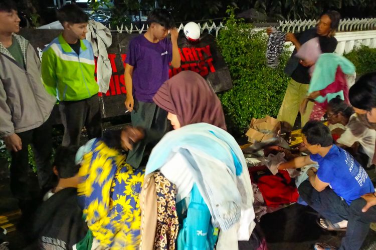 Pasar Rakyat Hadirkan Bantuan Pakaian dan Makanan Gratis untuk Warga Sukabumi