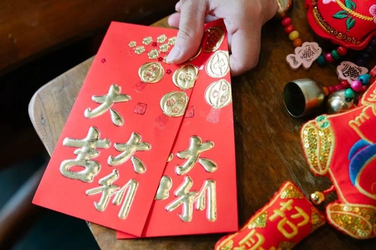 3 Adab Bagi-bagi Angpao Imlek yang Harus Diterapkan