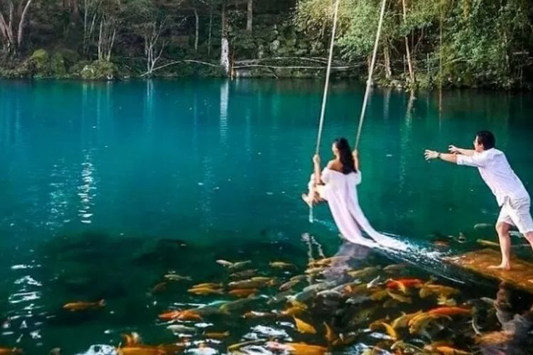 Cari Spot Foto Berayun di Atas Air? Telaga Biru Cicerem Jawabannya