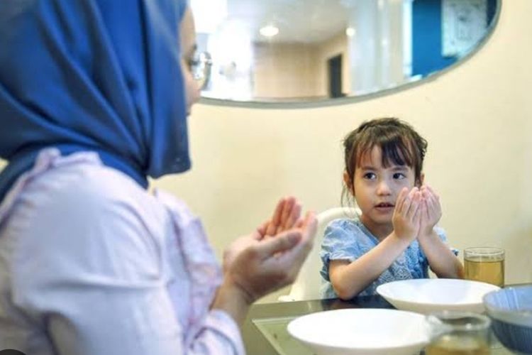 Bunda Harus Tahu, Ini Cara Mengajarkan Anak Tentang Puasa Ramadhan