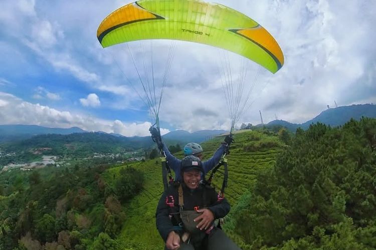 Paralayang Puncak Bogor, Rasakan Sensasi Terbang di Atas Keindahan Alam!