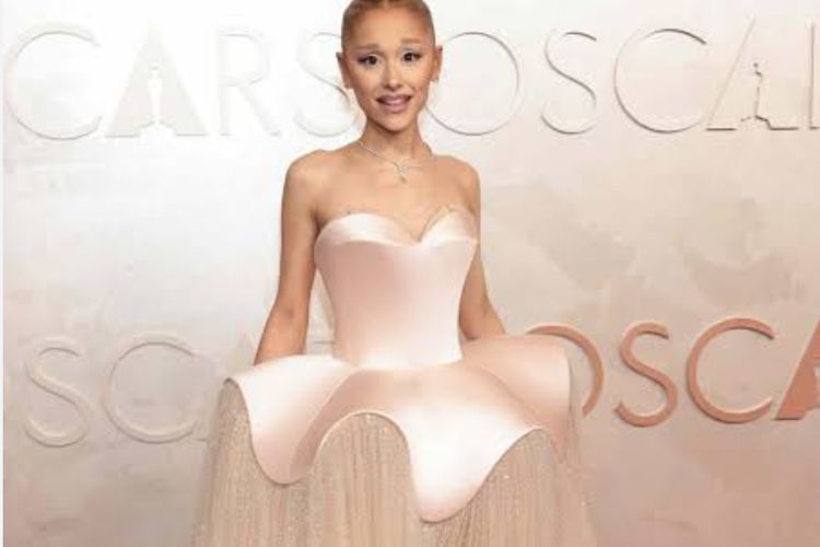 Jadi Sorotan! Ariana Grande Pakai Gaun Bertabur 190.000 Kristal di Oscars 2025