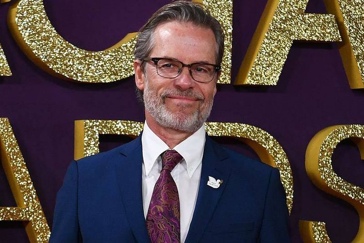 Tuai Pujian, Guy Pearce Hadiri Oscars 2025 dengan Kenakan Pin Free Palestine