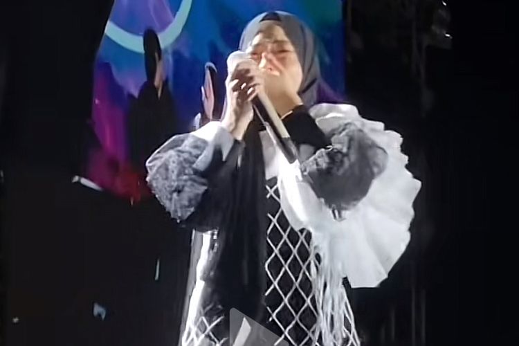 Bukan Karena Diteriaki 'Pelakor', Ini Penyebab Nissa Sabyan Nangis di Panggung