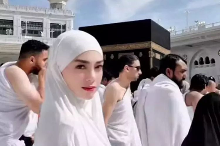 Ramadan Berkah, Celine Evangelista Resmi Mualaf Hingga Jalani Umrah