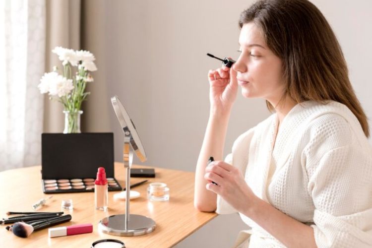 Tips Makeup Anti Ngecrack Saat Lebaran, Tampil Memukau Seharian!