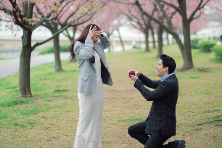 Congrast! Luna Maya Akhirnya Dilamar si Brondong Maxime Bouttier di Jepang