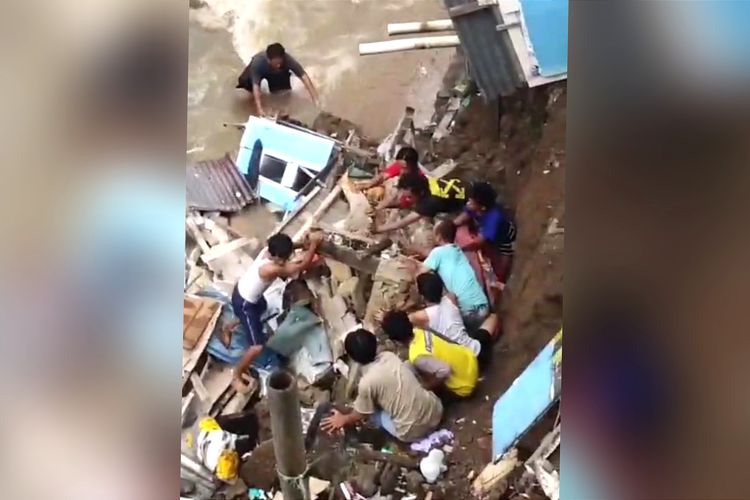 Rumah Ambruk Jatuh ke Sungai di Bogor 2 Korban Dievakuasi