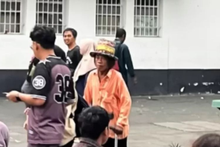 Bantah Isu Ngemis, Pak Tarno Ungkap Tujuan Sebenarnya di Kota Tua Hanya Piknik