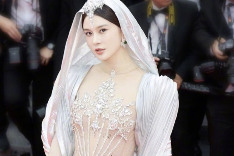 Kontroversi Gaun Transparan,  Zhao Yingzi Diusir dari Karpet Merah Festival Film Cannes