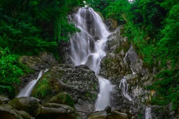 Pesona Tersembunyi Curug Bungawari: Keindahan Alam yang Menyejukkan di Kuningan