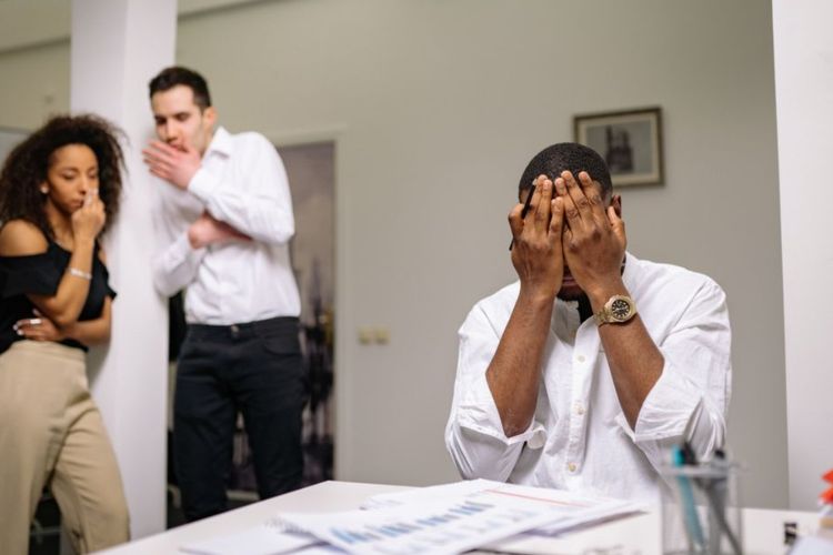 Terjebak Badai Fitnah? 5 Cara Jitu Melindungi Diri dan Reputasi Anda