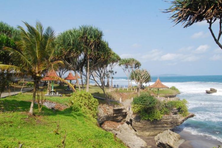 Pesona Pantai Batu Hiu, Wisata Alam Eksotis yang Bikin Betah Berlama-lama