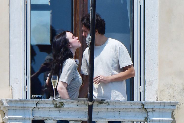 Go Public? Billie Eilish dan Nat Wolff Terciduk Ciuman di Italia