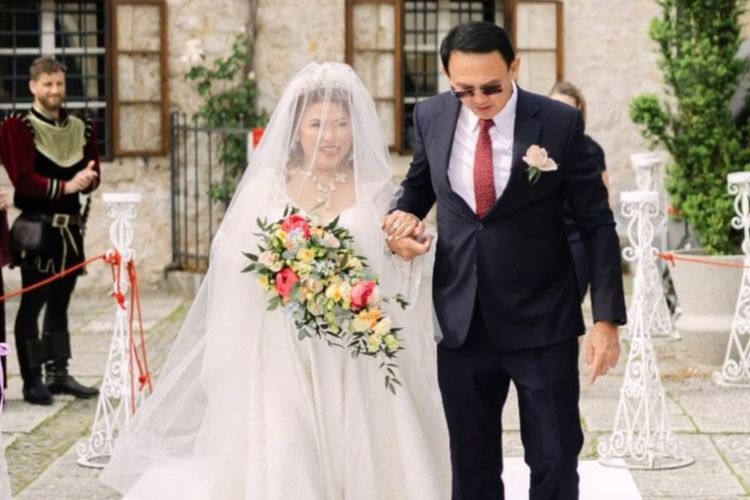 Sempat Menolak Banyak Lamaran, Ini Kisah Cinta Fifi Adik Ahok yang Menikah di Usia 56