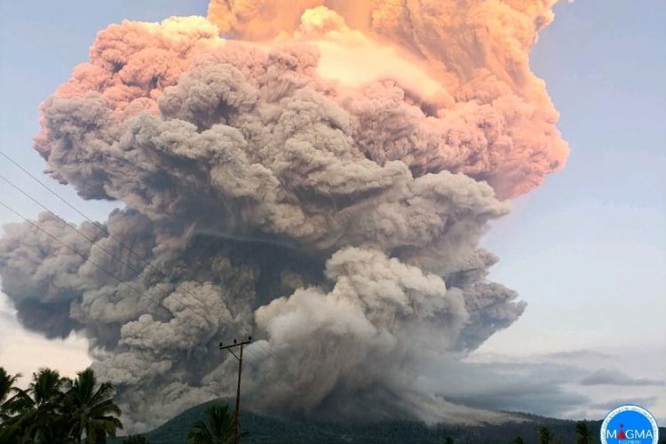 Gunung Lewotobi Laki-laki Keluarkan Awan Panas, Kolom Abu Capai 10.000 Meter