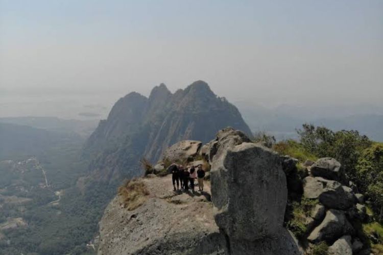 Pesona Tersembunyi Gunung Lembu, Mendaki Indahnya Purwakarta dari Ketinggian