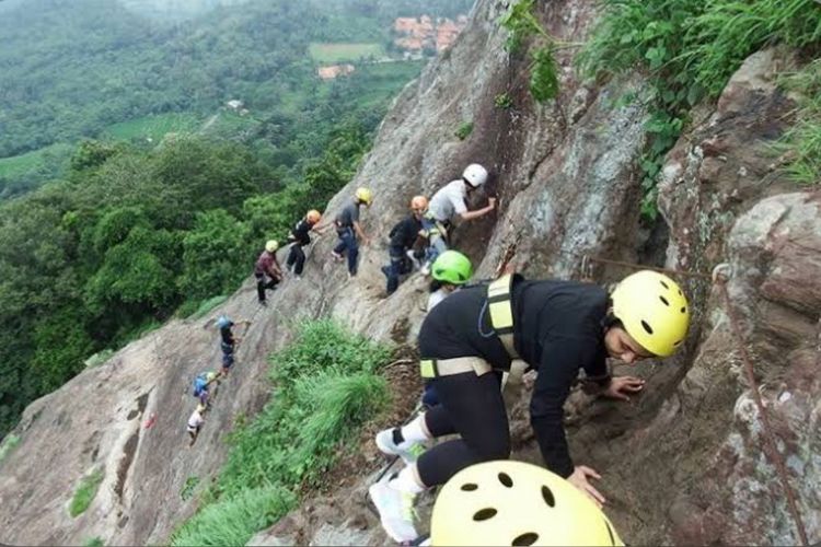 Menaklukkan Tebing Terjal di Gunung Parang, Destinasi Adrenalin di Purwakarta