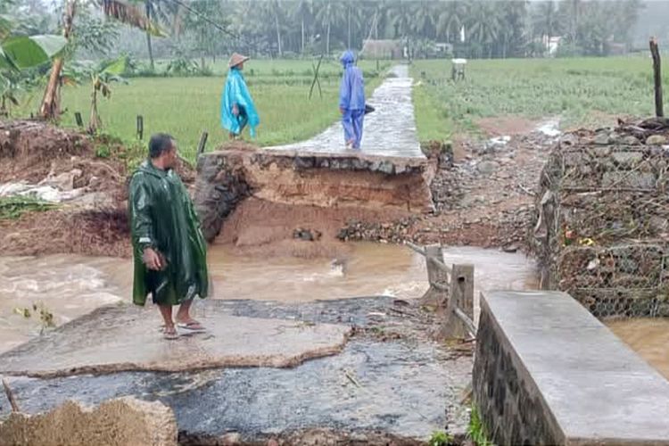 Dua Jembatan Putus Akibat Banjir dan Longsor Merusak Rumah Warga di Trenggalek Jatim