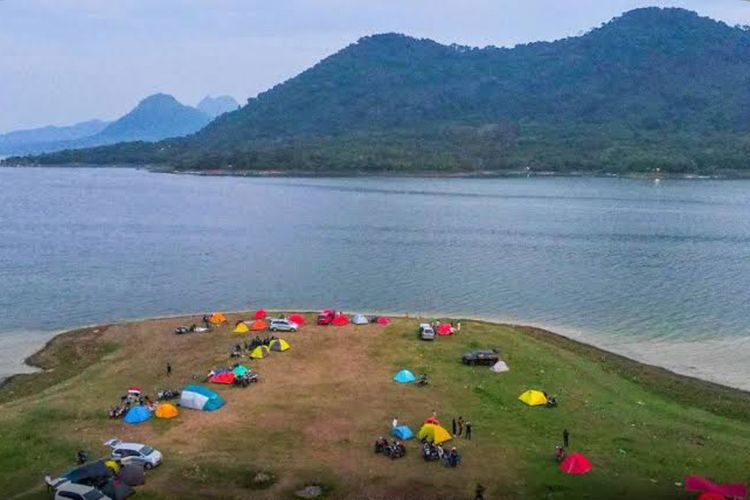 Parang Gombong Purwakarta: Pesona Danau dan Hamparan Hijau yang Memikat Hati