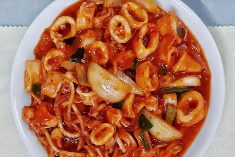 Masak Mudah Hari Ini: Resep Cumi Saus Padang Simpel ala Restoran Seafood