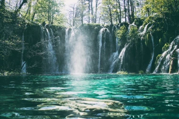 Pesona Curug Penganten, Indahnya Dua Air Terjun yang Saling Berhadapan