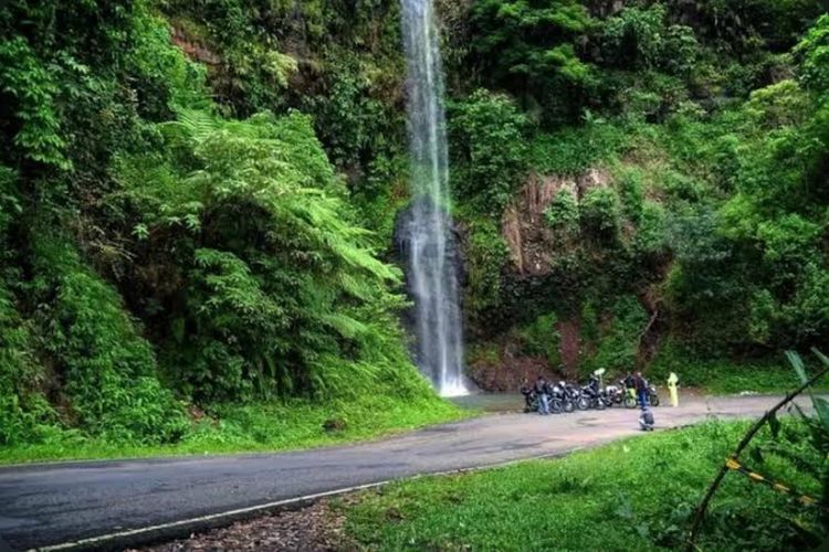 Keindahan Curug Ceret, Air Terjun Tepi Jalan dengan Keunikan Alami di Cianjur