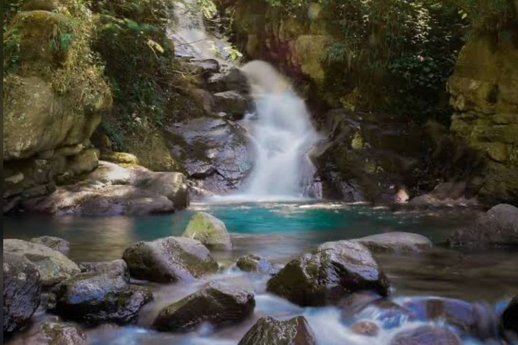 Pesona Curug Panjang Air Terjun Seluncuran Eksotis di Tengah Hutan Pinus Megamendung Bogor