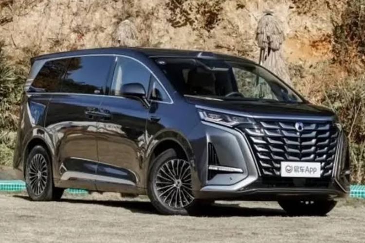 Denza D9 hingga Z9 Hebohkan GIIAS 2025, Siap Tantang Mobil Listrik Premium Lain