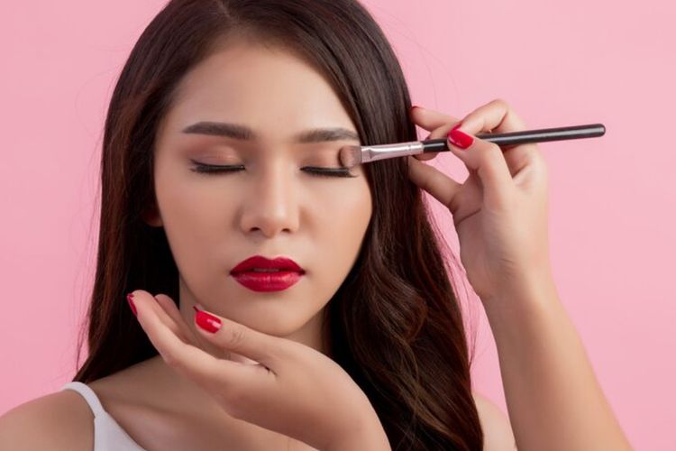 5 Tips Makeup Anti Luntur untuk Liburan Musim Panas
