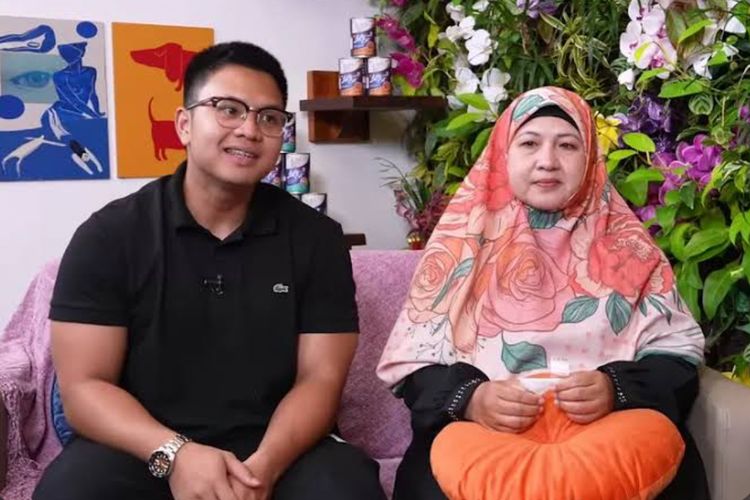 Gegara Ulah Anak, Ibu Bigmo Rela Diludahi Hingga Cium Kaki Ayah Azizah Salsha